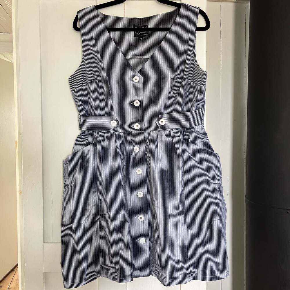 Birds of North America “Parrotlet” dress. Size 12. Made in Canada